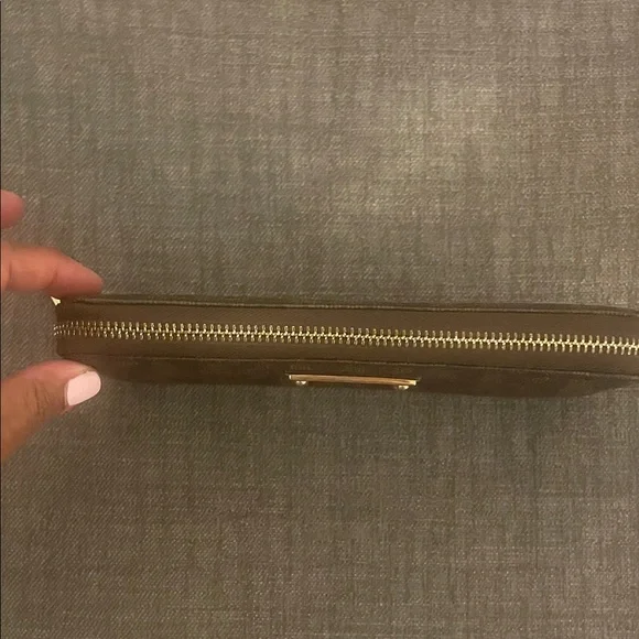 Michael Kors Signature Dark Brown Zip-Around Wallet - Picture 6 of 16